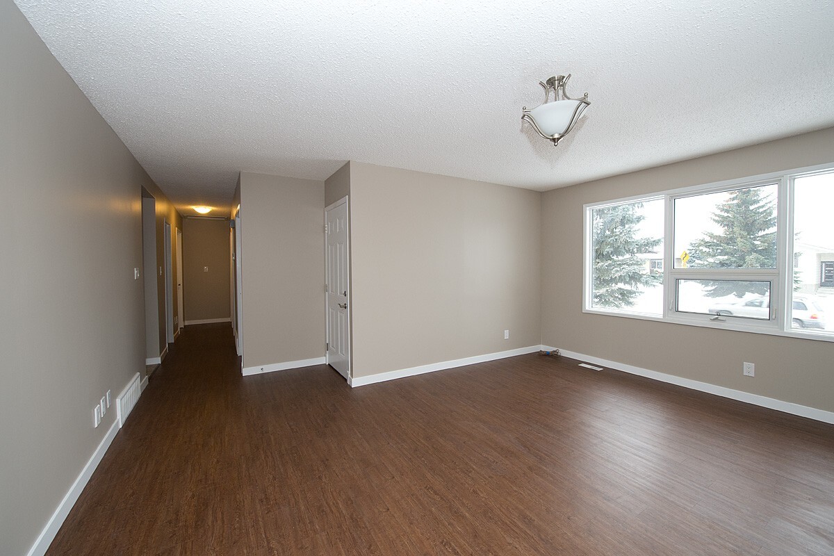 (PN1272-1)Huge Pet-Friendly Pet-Friendly 3 Bed, 1.5 Bath Main Floor Suite - Photo 18