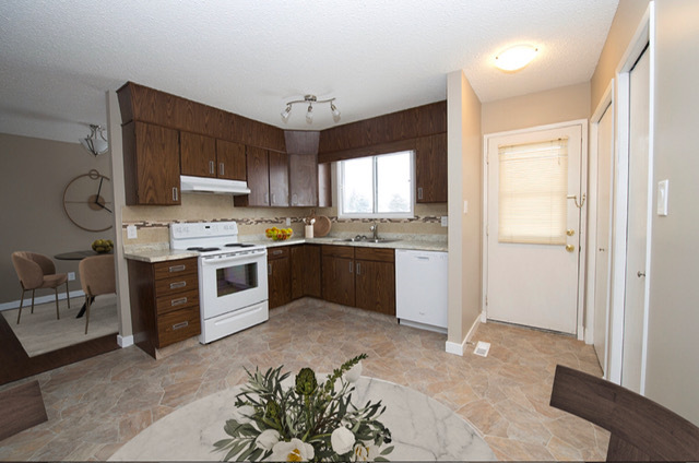 (PN1272-1)Huge Pet-Friendly Pet-Friendly 3 Bed, 1.5 Bath Main Floor Suite - Photo 21