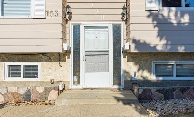 (PN1272-1)Huge Pet-Friendly Pet-Friendly 3 Bed, 1.5 Bath Main Floor Suite - Photo 30