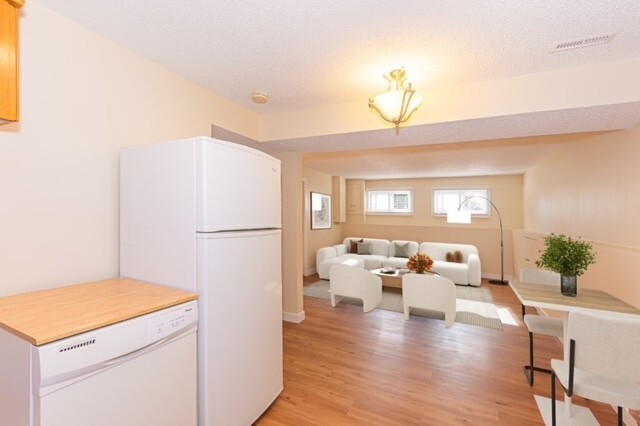 (PN1272-1)Huge Pet-Friendly Pet-Friendly 3 Bed, 1.5 Bath Main Floor Suite - Photo 58