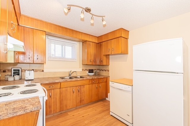 (PN1272-1)Huge Pet-Friendly Pet-Friendly 3 Bed, 1.5 Bath Main Floor Suite - Photo 60