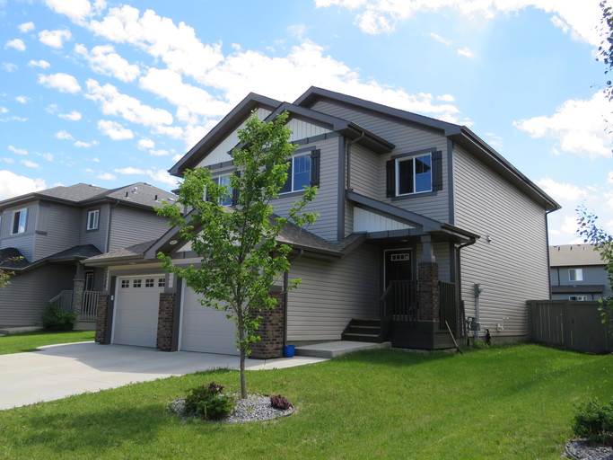 FREE RENT! Half Duplex Single car garage and fenced in yard!