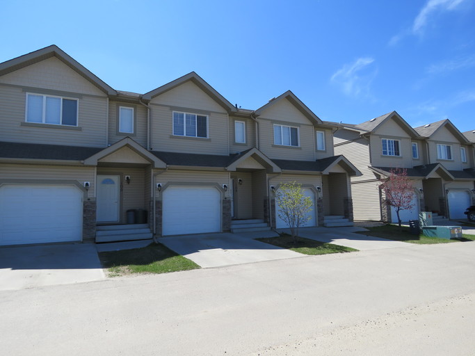 (PN 699) Stunning 2 Bedroom Townhousewith Fireplace & Finished Basement