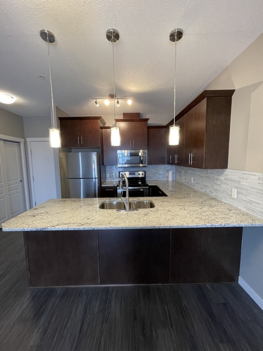 (PN 0440) Spacious One Bed + Large Den