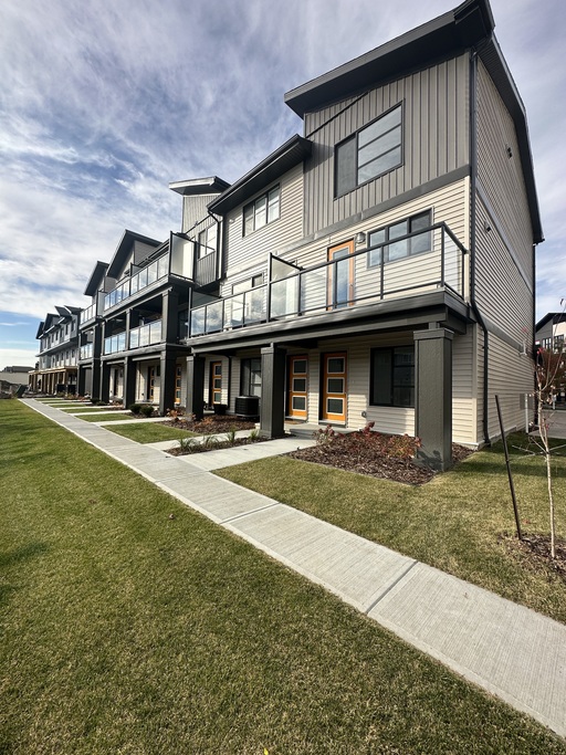 Oct 1 - Modern 2 Bedroom + Den Townhouse (PN1104)