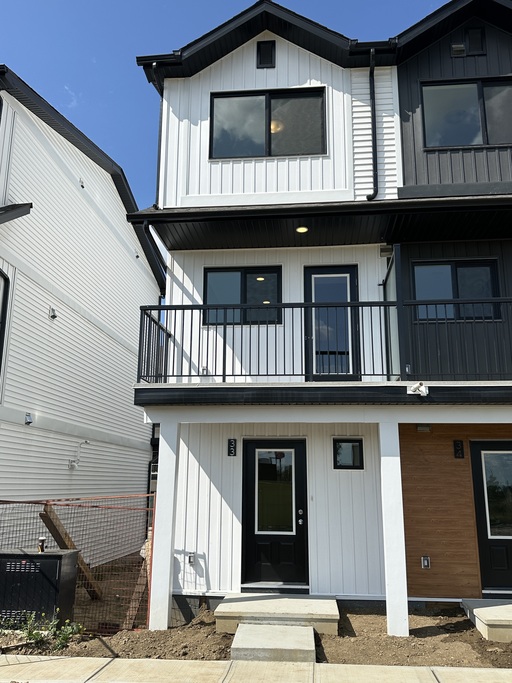 (PN1132) Beautiful 2-Bedroom Townhome with Master Ensuite & Single Car Garage