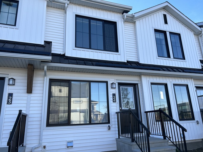 (PN 1142) 2 Bed 2 Bath Duplex in Secord, Modern Finishes, Balcony & Carport