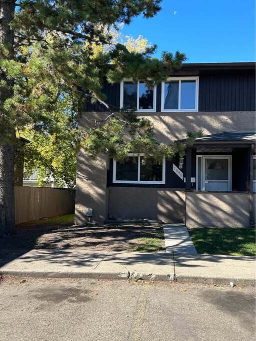 (PN 206) Large 3-Bedroom Townhouse with Private Yard & Laundry