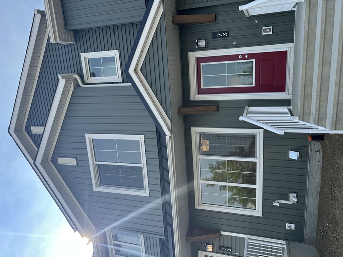 (PN 1247) Bright 2-Bed, 2-Bath Corner Townhouse in Secord - Private Deck & 2 Parking Pads!