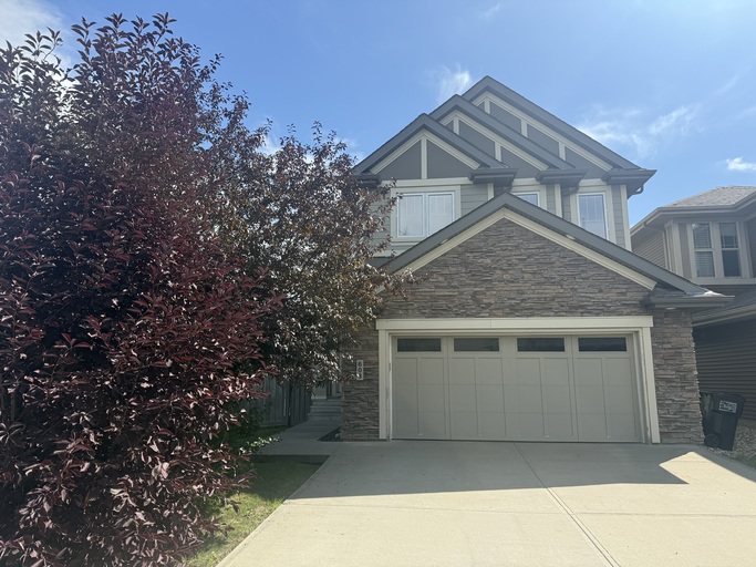 Clean & Spacious 2 Storey home in Ambleside SW