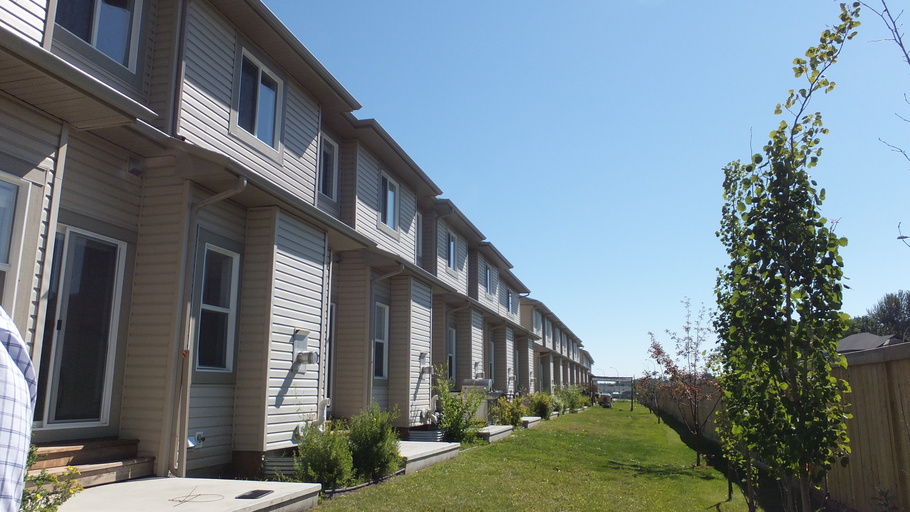 2 master Bedrooms with 4 piece bathroom Dream Townhouse!