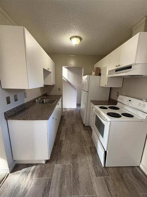 3 Bedroom condo with your own entrance and laundry (PN1028A)