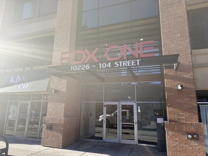 (PN 1256)Clean 19th floor condo unit with city views!