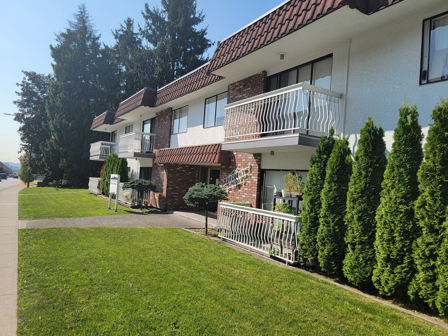 Parklane Manor Apartments - Photo 2