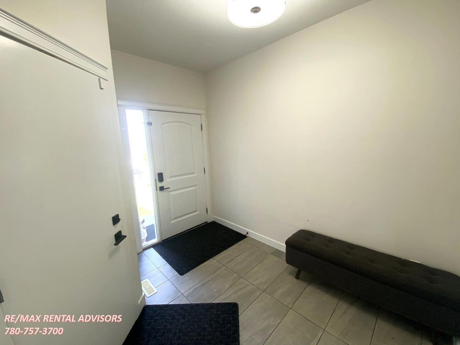  UPPER 2443 15 Avenue Northwest - Photo 2
