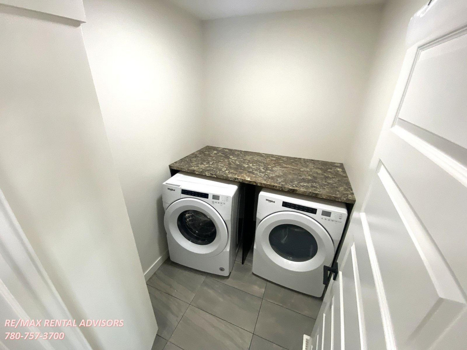  UPPER 2443 15 Avenue Northwest - Photo 25