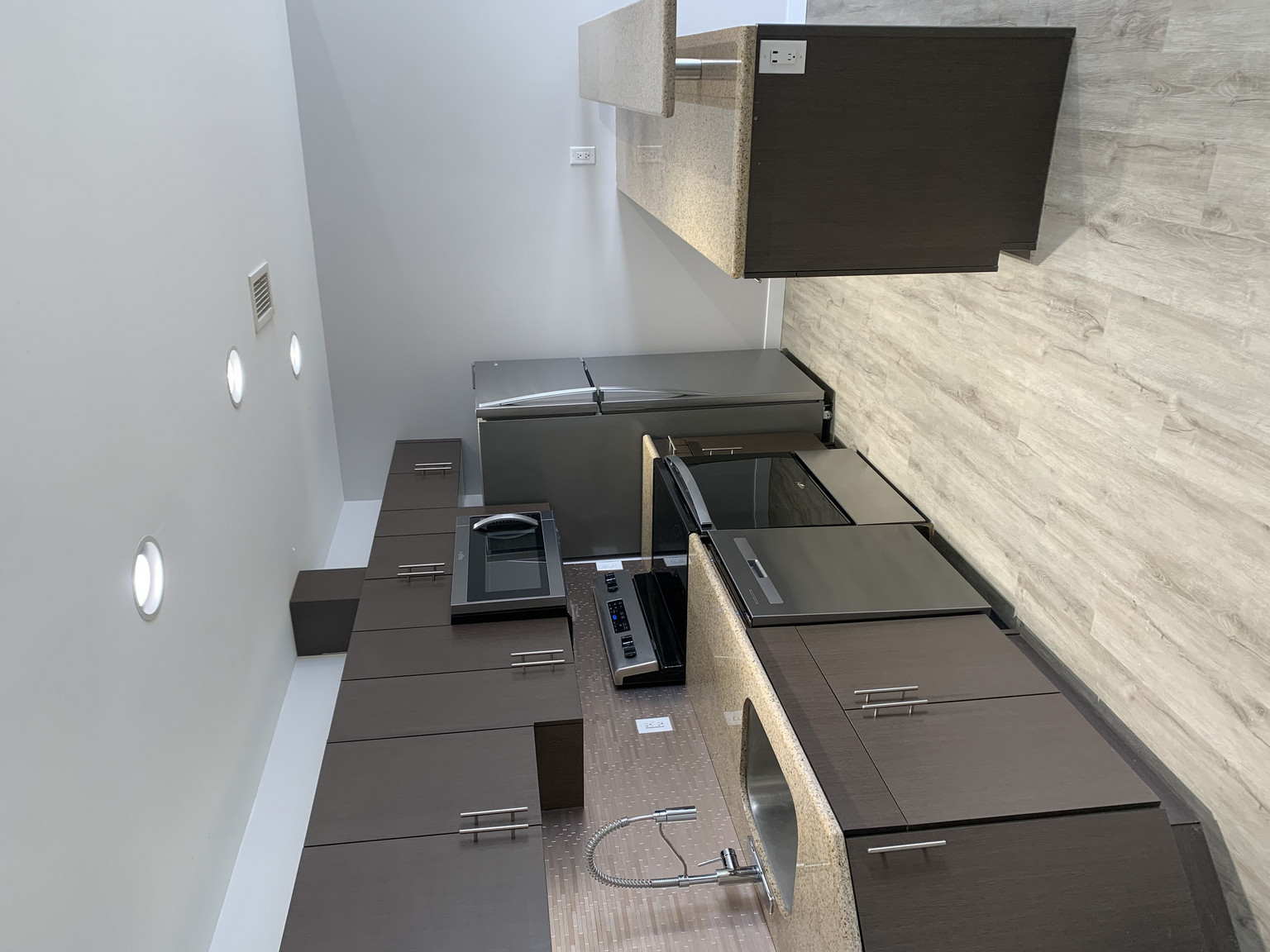 293 Edison - 2 bed, 1.5 bath top floor condo - Photo 11