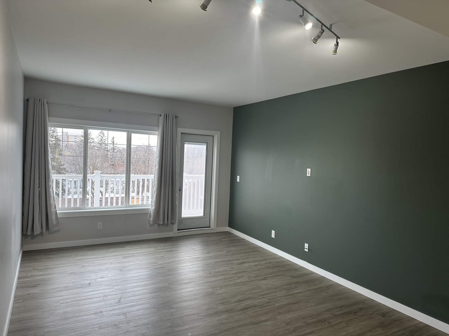 293 Edison - 2 bed, 1.5 bath top floor condo - Photo 5
