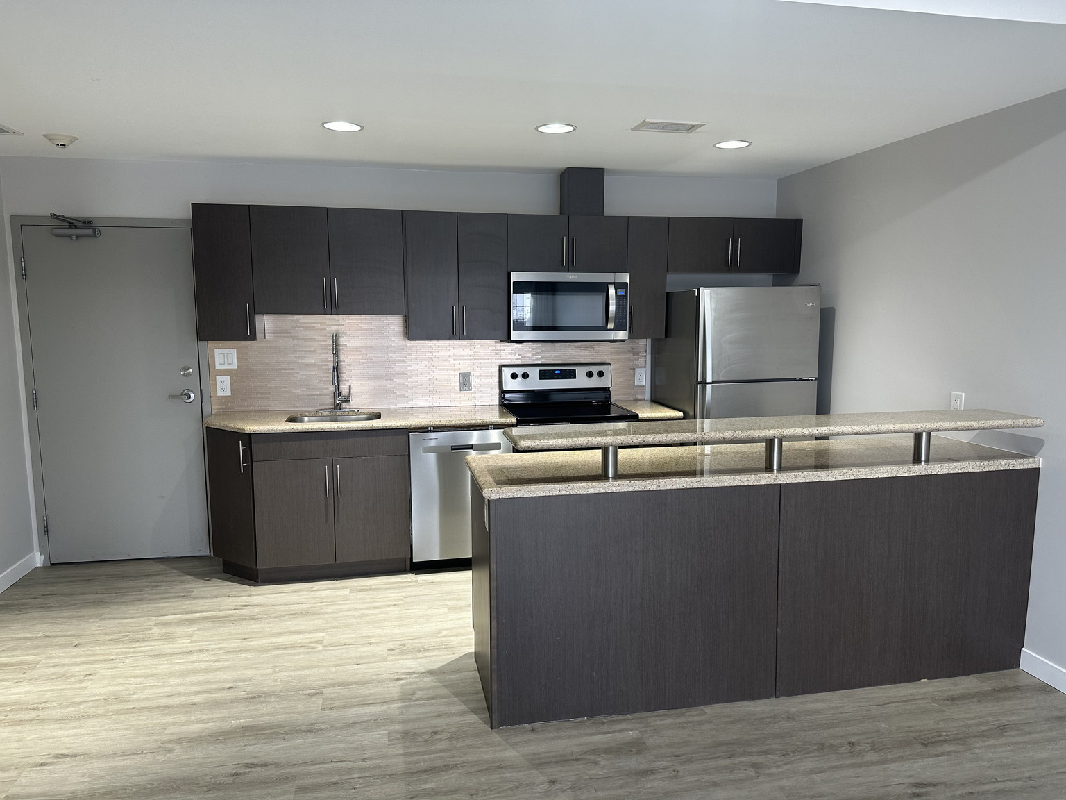 293 Edison - 2 bed, 1.5 bath top floor condo - Photo 9