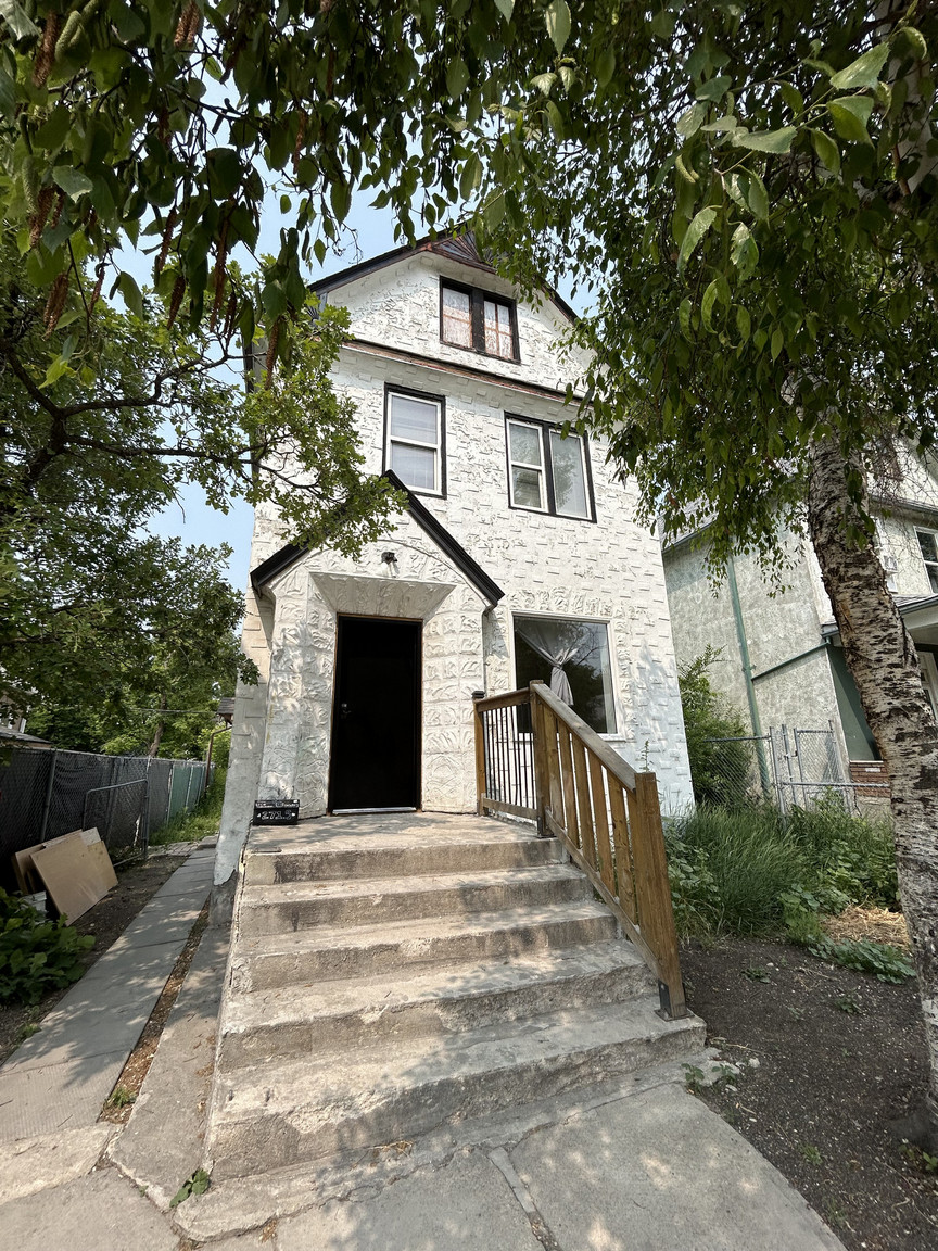 271.5 Selkirk Avenue