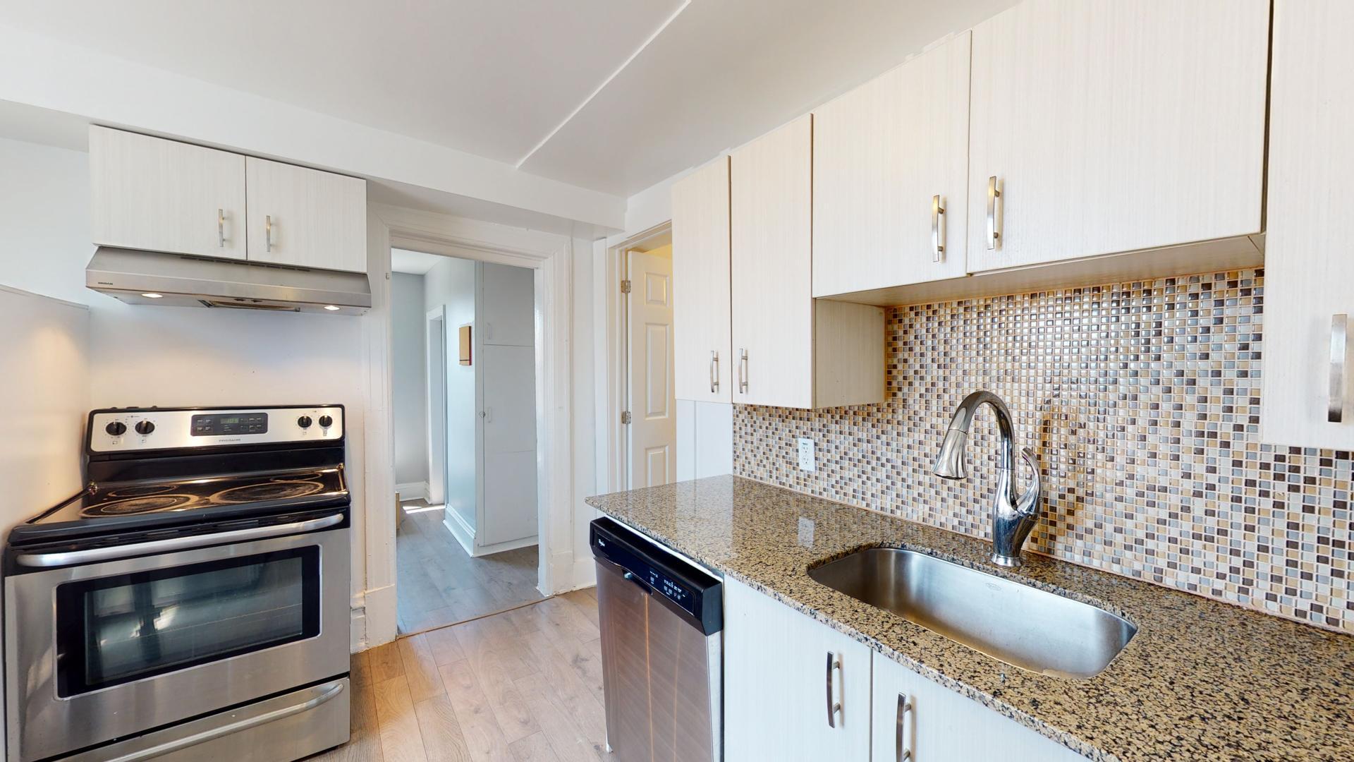 Carlyle Apartments - Photo 17