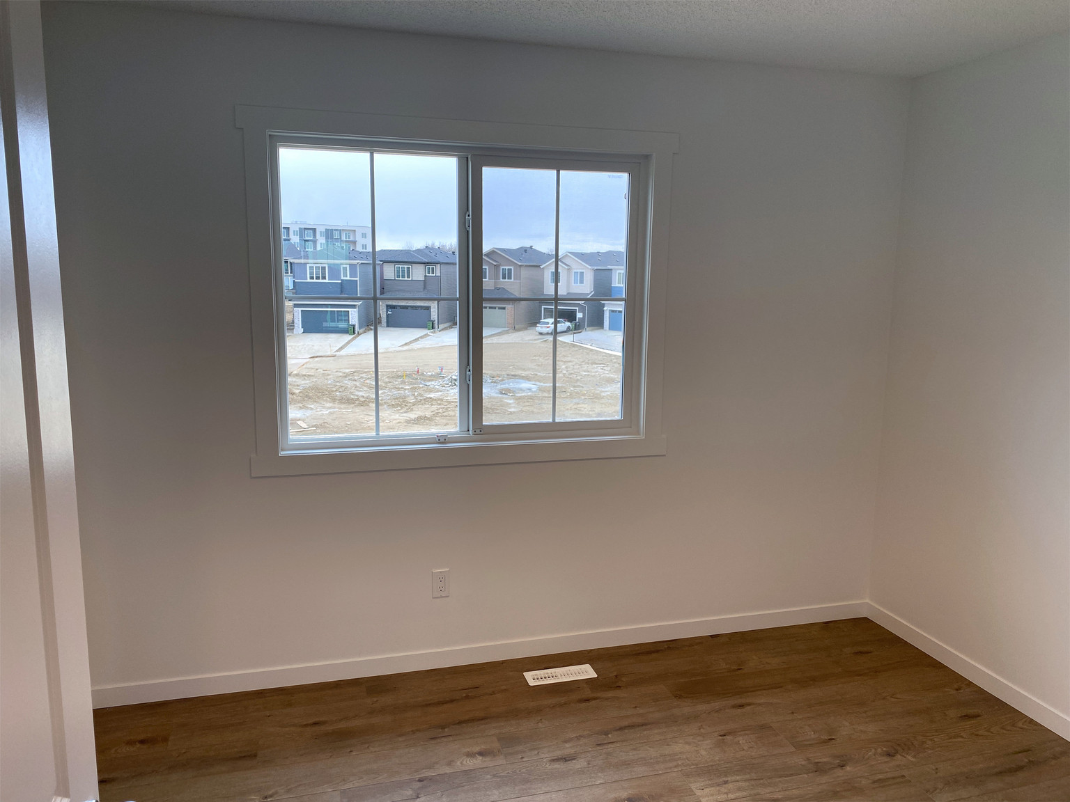 2 Bedroom + Den 2.5 Bathroom Townhouse in Rosethal - SF294 - Photo 12
