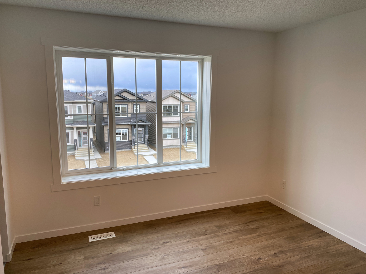 2 Bedroom + Den 2.5 Bathroom Townhouse in Rosethal - SF294 - Photo 18