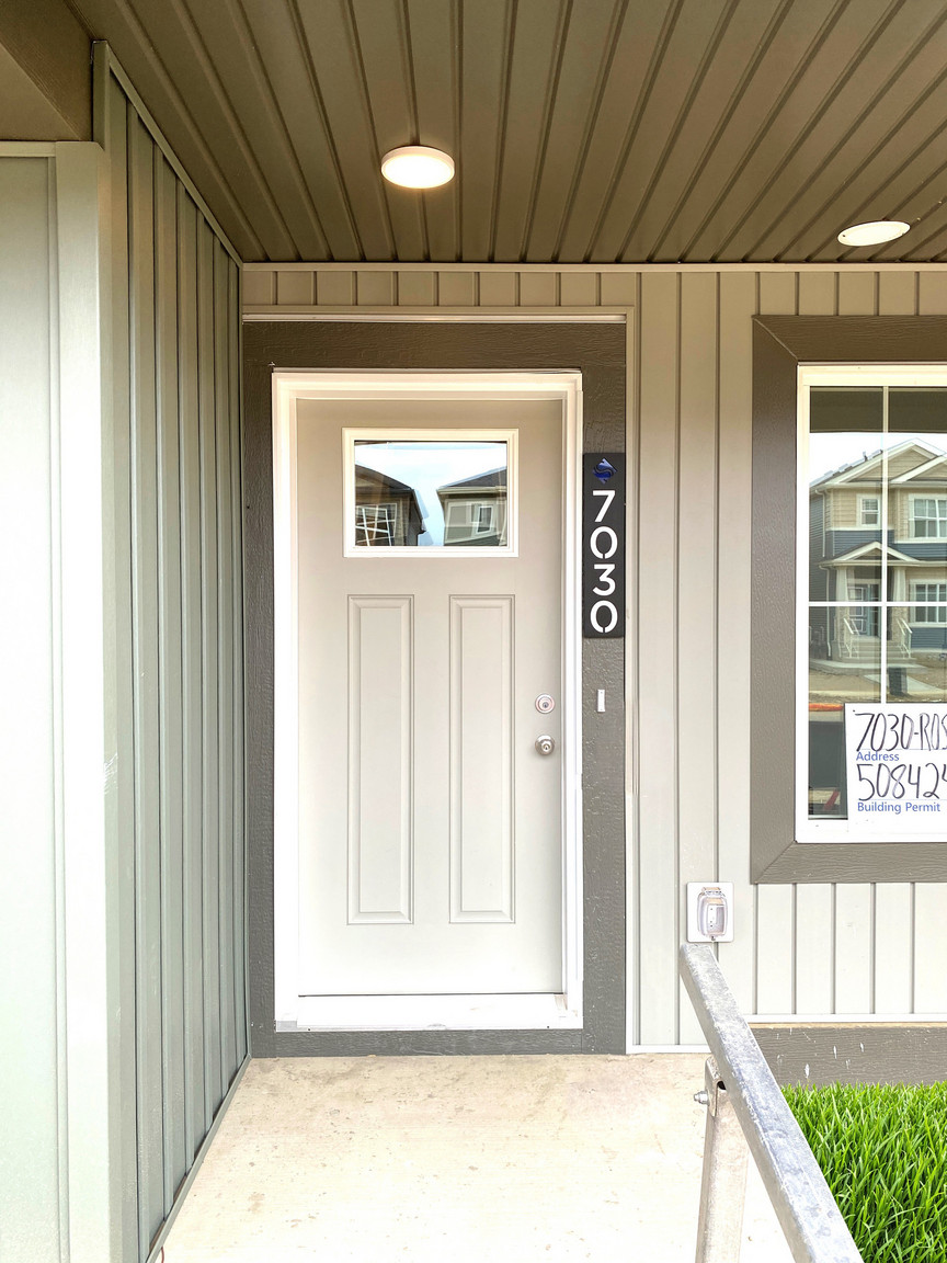 2 Bedroom + Den 2.5 Bathroom Townhouse in Rosethal - SF294 - Photo 3