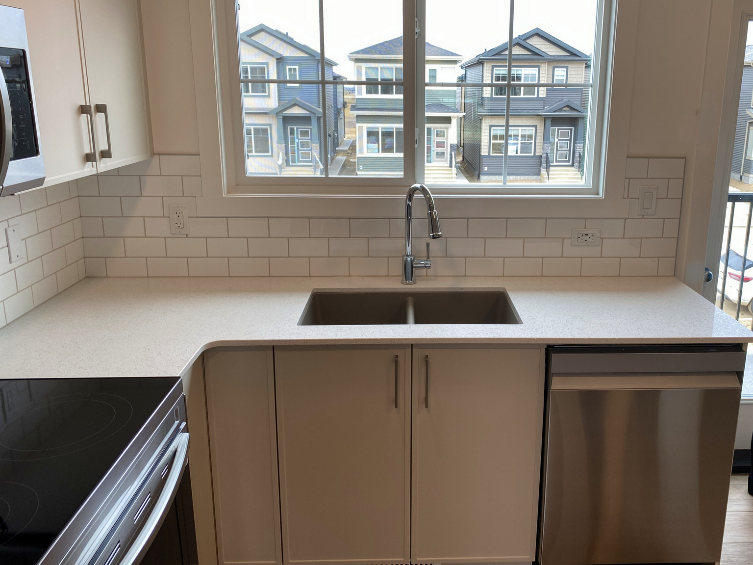 2 Bedroom + Den 2.5 Bathroom Townhouse in Rosethal - SF294 - Photo 6