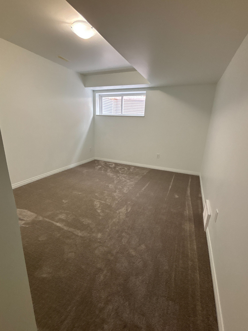 SF225 – Elmwood Park Duplex for Rent | 3-Bed Basement | 12521 77 St NW Edmonton | 1 Month Free - Photo 24