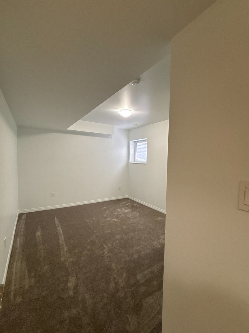 SF225 – Elmwood Park Duplex for Rent | 3-Bed Basement | 12521 77 St NW Edmonton | 1 Month Free - Photo 26