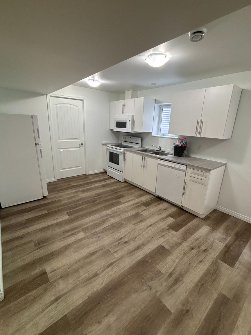 SF225 – Elmwood Park Duplex for Rent | 3-Bed Basement | 12521 77 St NW Edmonton | 1 Month Free - Photo 16