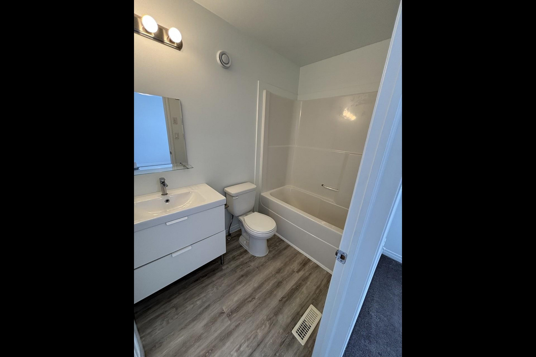 SF203 – Westwood Duplex for Rent | 4-Bed Main Floor 10509 122 Ave 12148 105 St NW | 1 Month Free - Photo 35
