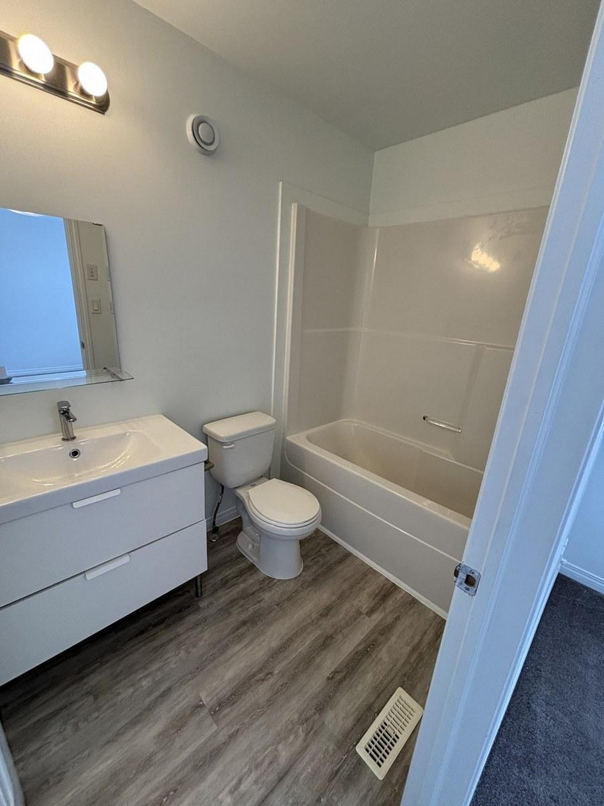 SF203 – Westwood Duplex for Rent | 4-Bed Main Floor 10509 122 Ave 12148 105 St NW | 1 Month Free - Photo 57