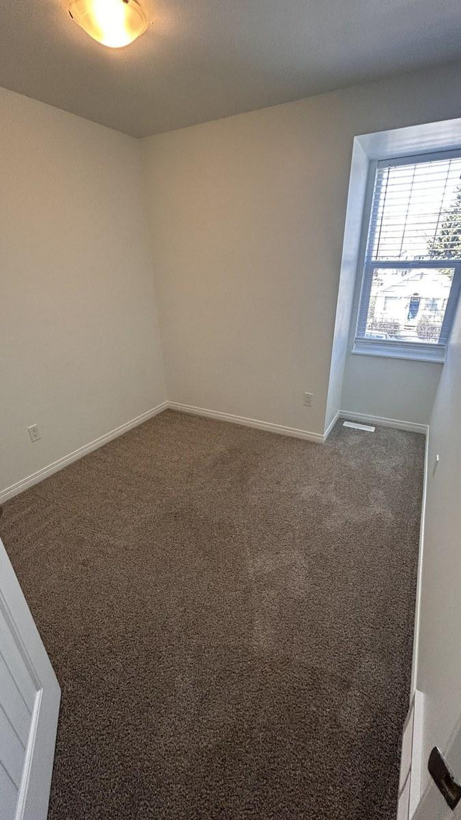 SF214 | 1 Month Free – Spacious 4 Bedroom Main Floor Home – Northwest Edmonton - Photo 43