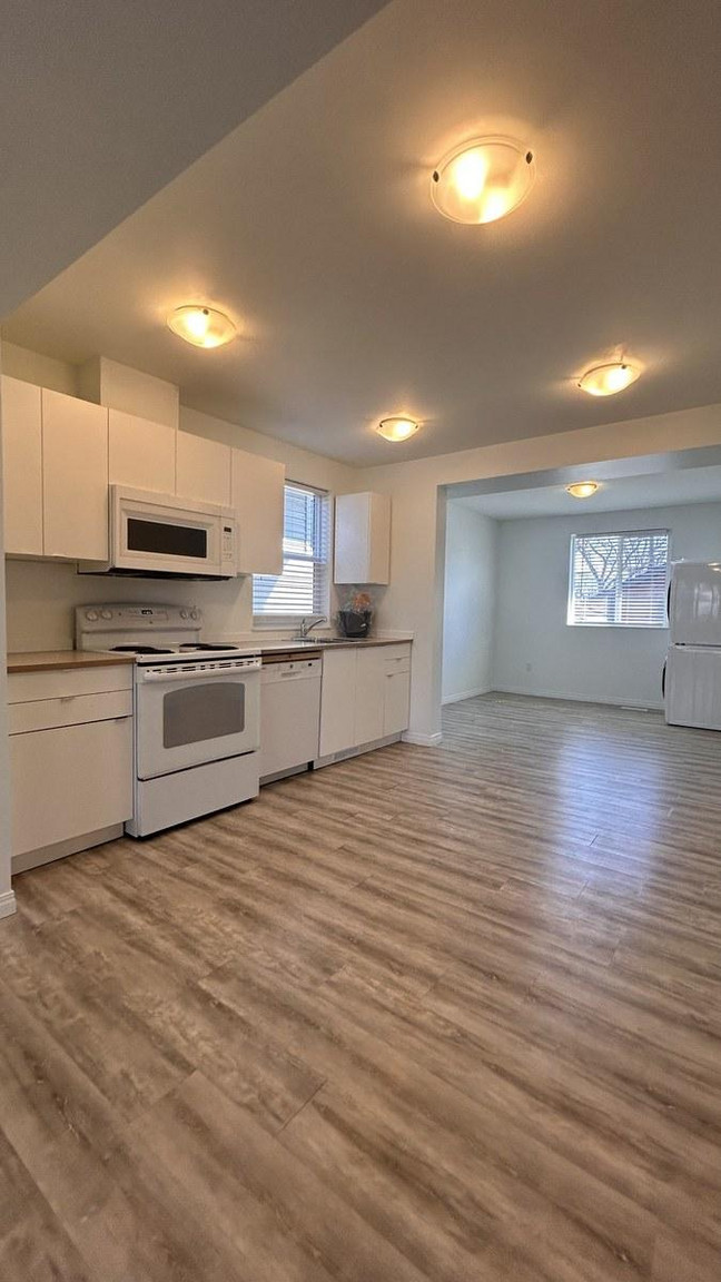 SF214 | 1 Month Free – Spacious 4 Bedroom Main Floor Home – Northwest Edmonton - Photo 7