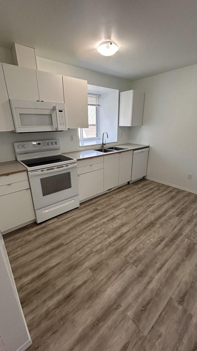 SF231 – Newton Duplex for Rent | 3-Bed Basement Suite + Garage | 11354 53 St NW Edmonton | 1 Mont... - Photo 8