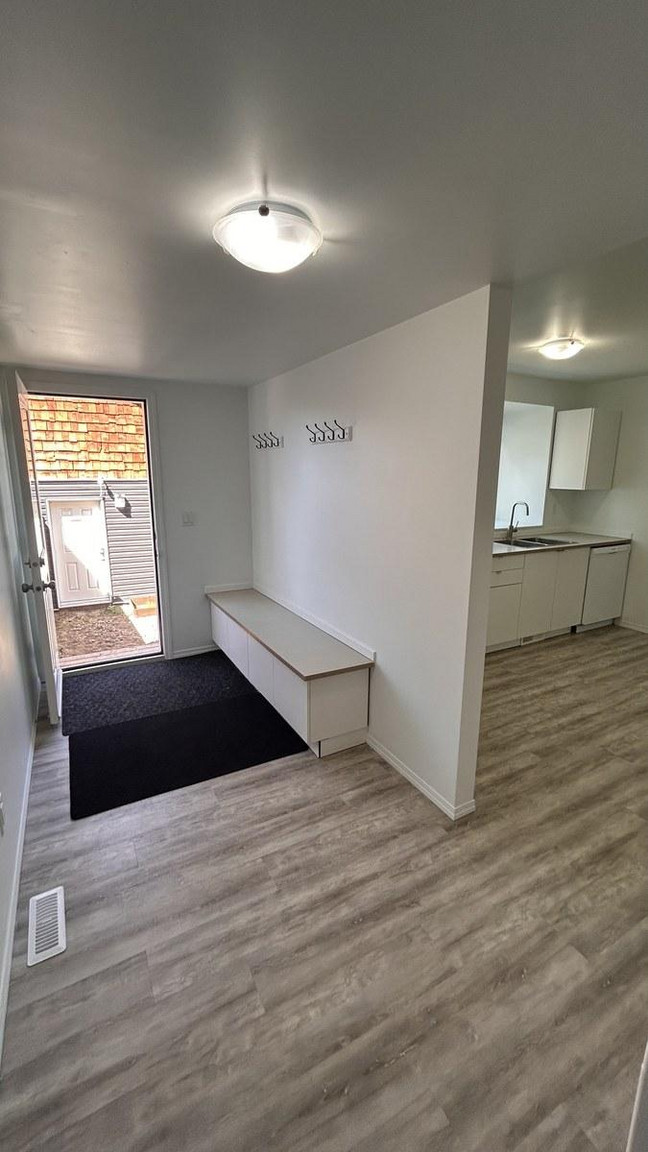 SF231 – Newton Duplex for Rent | 3-Bed Basement Suite + Garage | 11354 53 St NW Edmonton | 1 Mont... - Photo 4