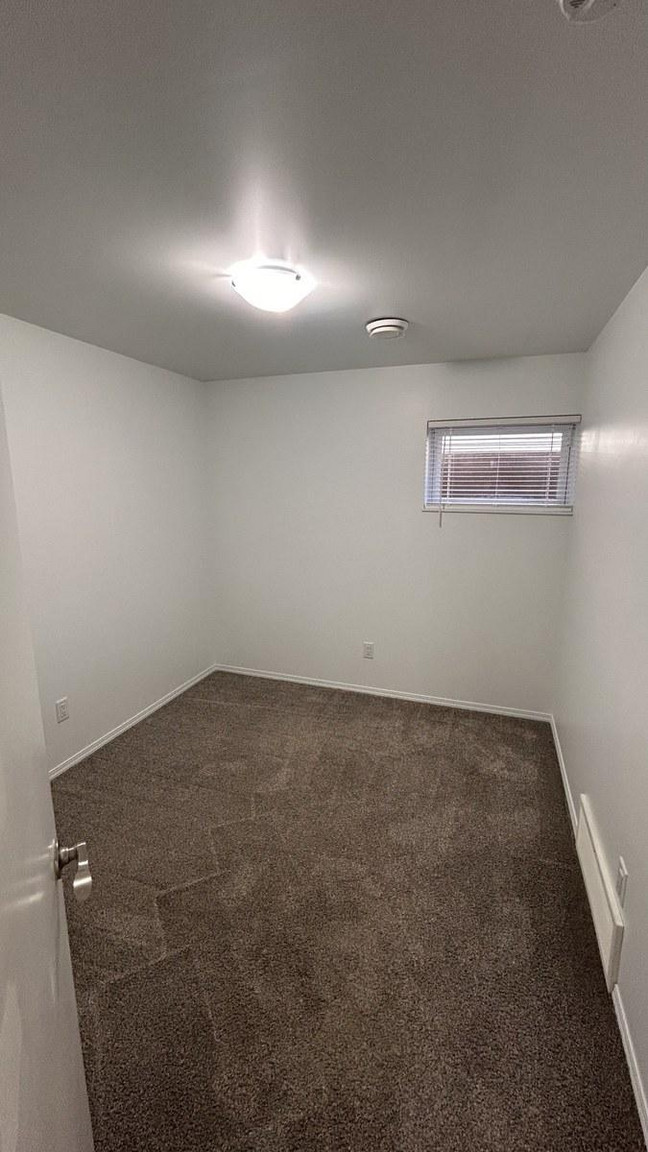 SF231 – Newton Duplex for Rent | 3-Bed Basement Suite + Garage | 11354 53 St NW Edmonton | 1 Mont... - Photo 22