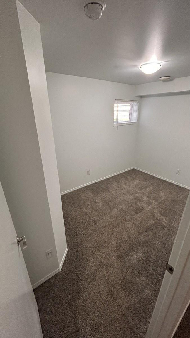 SF231 – Newton Duplex for Rent | 3-Bed Basement Suite + Garage | 11354 53 St NW Edmonton | 1 Mont... - Photo 30
