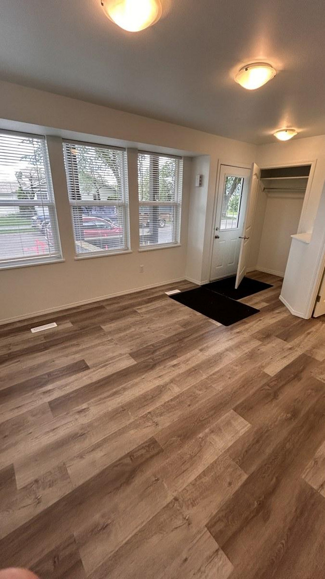 1 MONTH FREE – 4 Bedroom, 2.5 Bathroom Main Floor Home | Montrose | SF205 - Photo 14