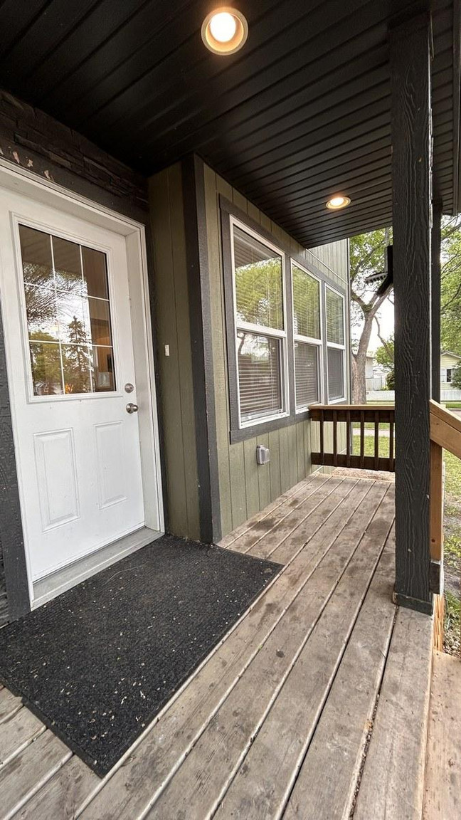 1 MONTH FREE – 4 Bedroom, 2.5 Bathroom Main Floor Home | Montrose | SF205 - Photo 8