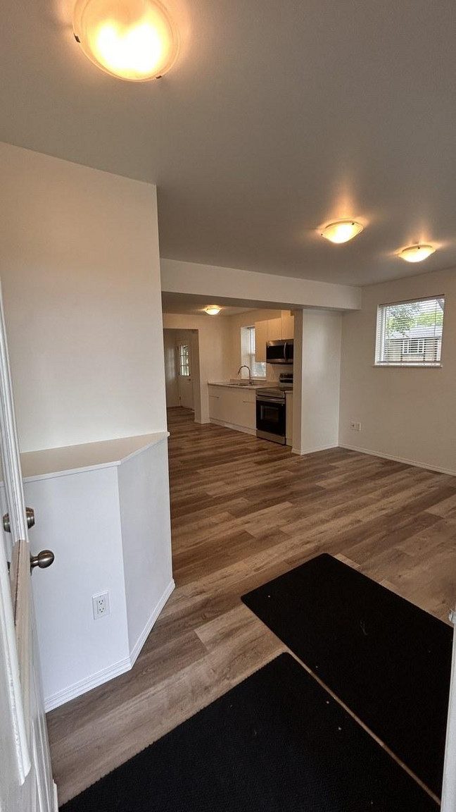 1 MONTH FREE – 4 Bedroom, 2.5 Bathroom Main Floor Home | Montrose | SF205 - Photo 24