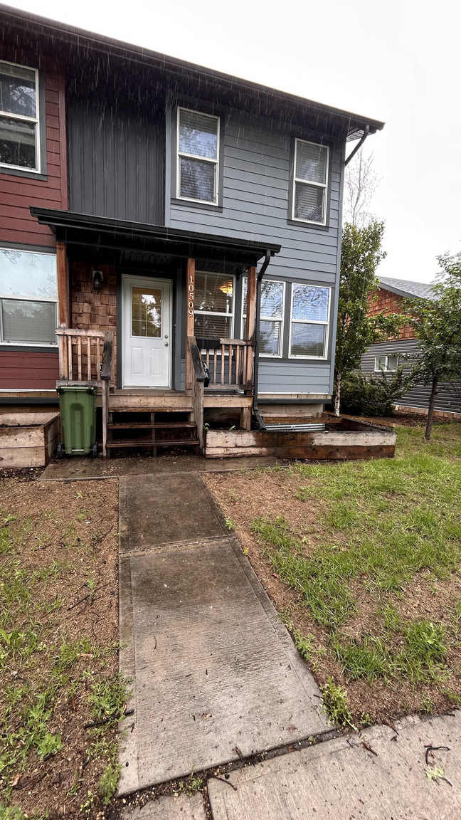 SF203 – Westwood Duplex for Rent | 4-Bed Main Floor 10509 122 Ave 12148 105 St NW | 1 Month Free