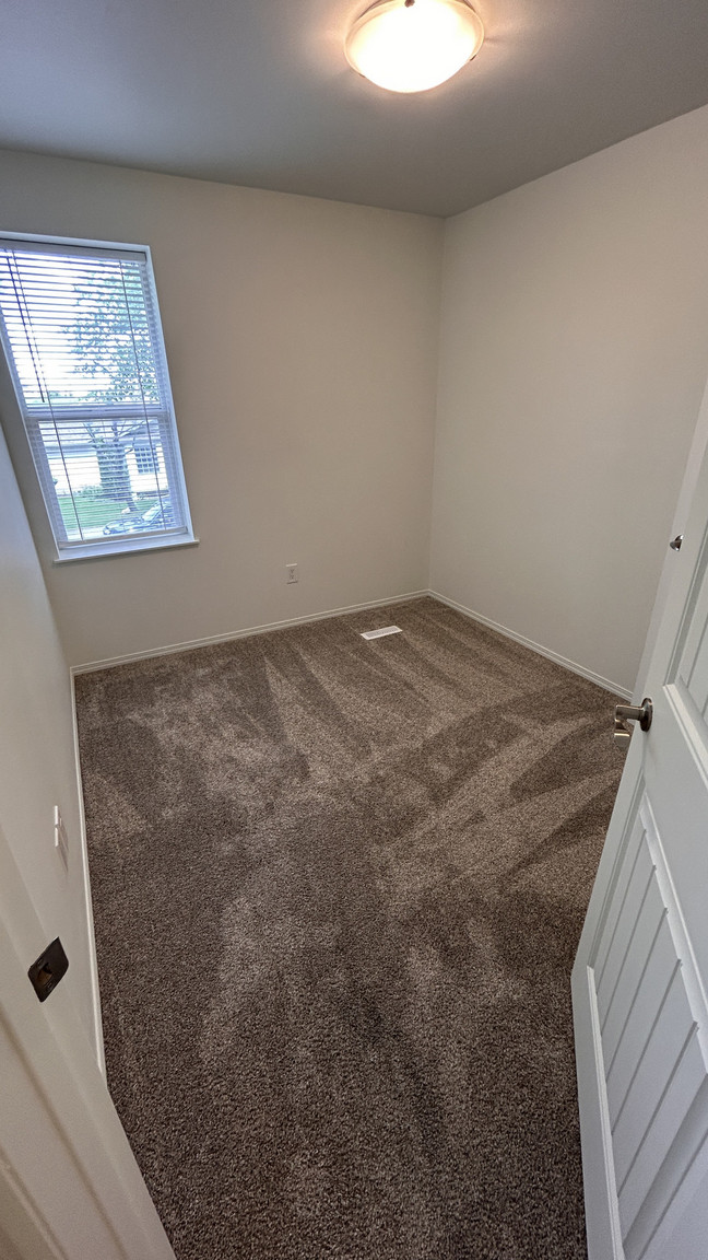 1 MONTH FREE – 4 Bedroom, 2.5 Bathroom Main Floor Home | Montrose | SF205 - Photo 40