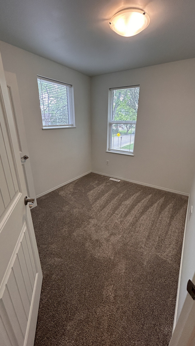 1 MONTH FREE – 4 Bedroom, 2.5 Bathroom Main Floor Home | Montrose | SF205 - Photo 44