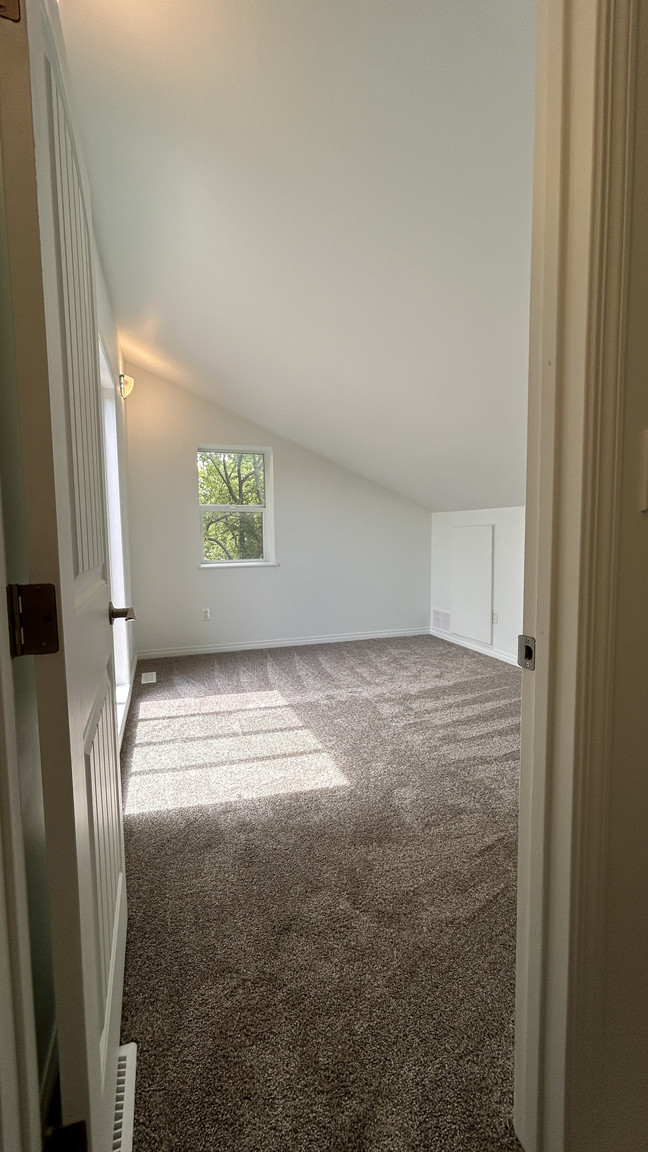 1 MONTH FREE – 4 Bedroom, 2.5 Bathroom Main Floor Home | Montrose | SF205 - Photo 48
