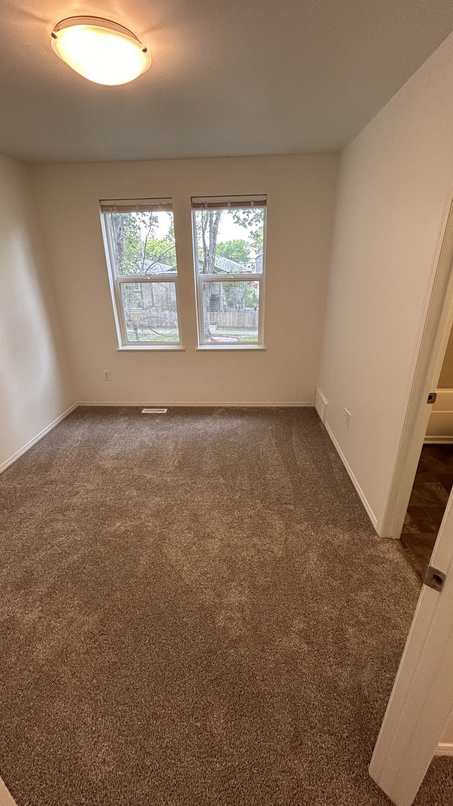 1 MONTH FREE – 4 Bedroom, 2.5 Bathroom Main Floor Home | Montrose | SF205 - Photo 54