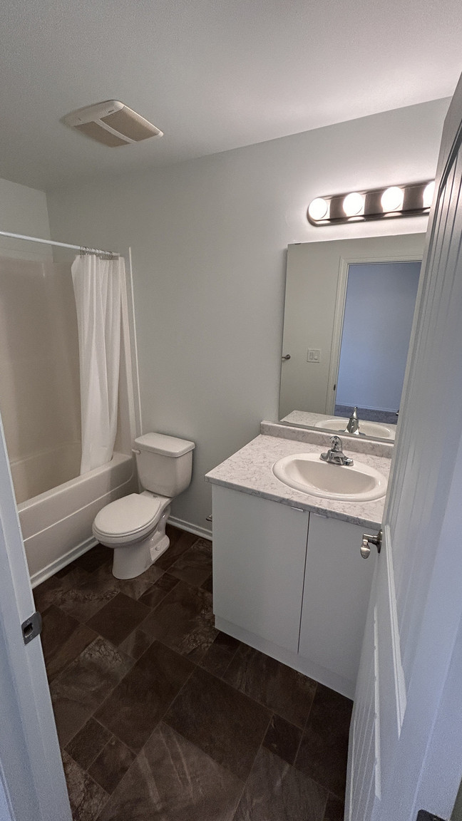 1 MONTH FREE – 4 Bedroom, 2.5 Bathroom Main Floor Home | Montrose | SF205 - Photo 60