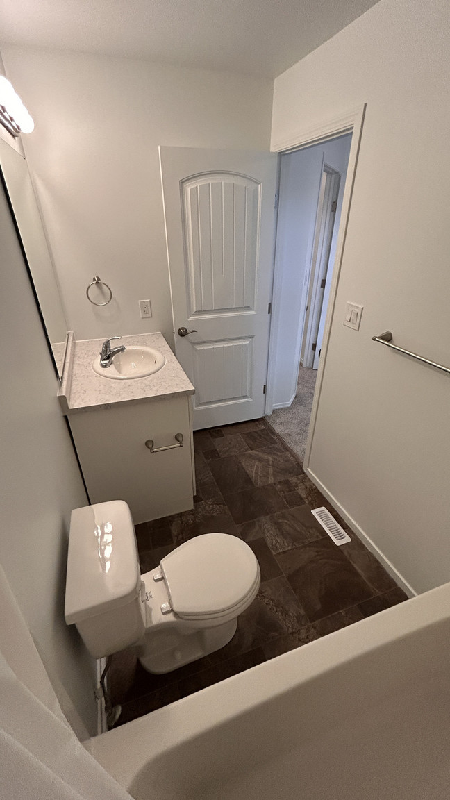 1 MONTH FREE – 4 Bedroom, 2.5 Bathroom Main Floor Home | Montrose | SF205 - Photo 62